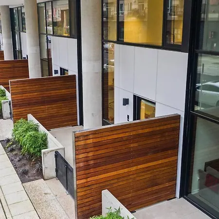 Airy And Open Corner Loft - 92 Walkscore